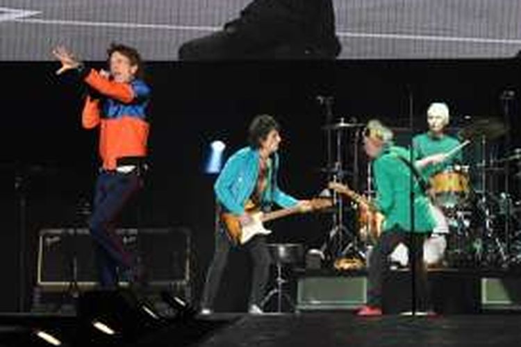 Band legendaris The Rolling Stones tampil pada festival musik Desert Trip di Indio, California, Jumat (7/10/2016).