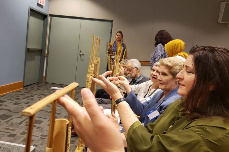 Publik di Amerika Serikat mencoba memainkan angkung di Washington Center, Washington DC dalam acara yang digelar Kedutaan Besar Republik Indonesia, House of Angklung dan University of California