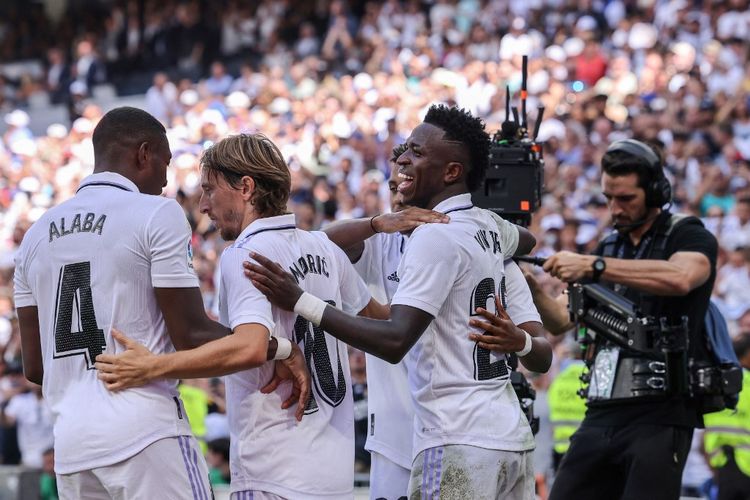 Penyerang Real Madrid, Vinicius Junior (Kanan) merayakan gol dengan rekan satu timnya setelah mencetak gol kedua timnya melawan RCD Mallorca di Stadion Santiago Bernabeu, Minggu (11/9/2022). Laga Madrid vs Mallorca berakhir dengan skor 4-1 untuk kemenangan tuan rumah. Terkini, Real Madrid akan menjamu RB Leipzig pada laga kedua Grup F Liga Champions 2022-2023. Duel Madrid vs Leipzig bakal berlangsung di Stadion Santiago Bernabeu, Kamis (15/9/2022) pukul 02.00 WIB. (Photo by THOMAS COEX / AFP)