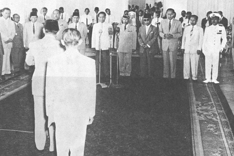 Upacara pelantikan ketua dan para wakil ketua MPRS serta DPR-GR sebagai Wakil Menteri Pertama dan Menteri-menteri dalam kabinet Kerja III, di Istana Merdeka Jakarta, 9 Maret 1962.