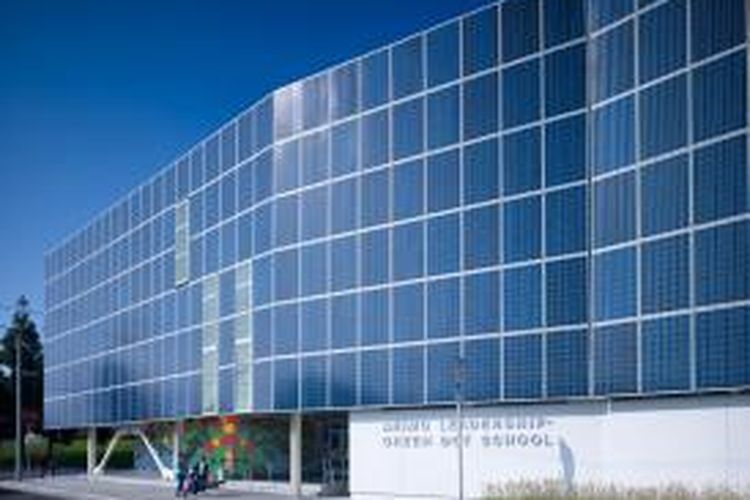 Uniknya, panel surya yang ada di sekolah ini tidak hanya sekedar menjadi 