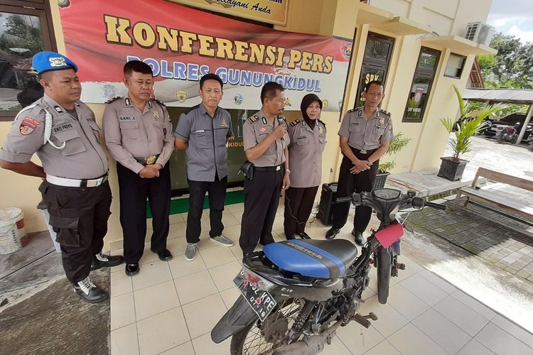 Kapolsek Semin AKP Haryanta (Megang Microphone) Menunjukkan Barang Bukti Pencurian Sepeda Motor yang dilakukan Dua Pelajar Jumat (6/3/2020)