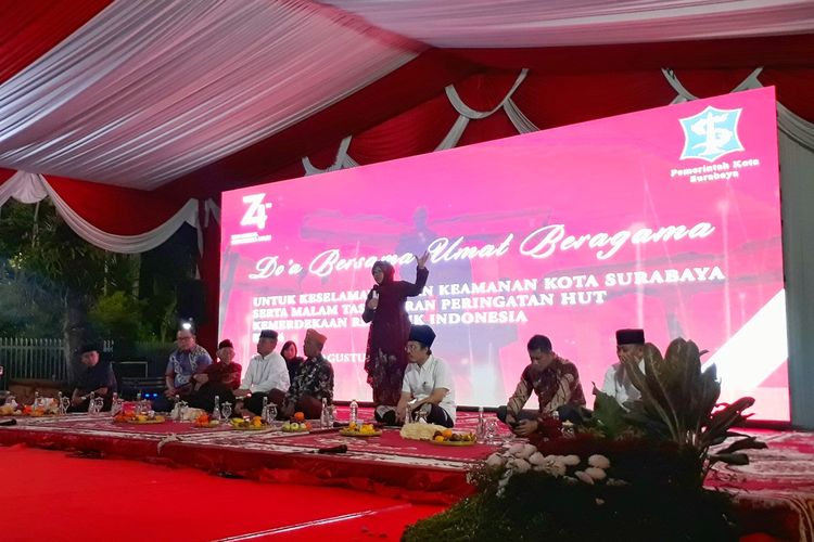 Wali Kota Surabaya Tri Rismaharini memberikan sambutan di acara malam tasyakuran dan doa bersama umat beragama untuk keselamatan Kota Surabaya serta peringatan HUT ke-74 Kemerdekaan Indonesia di Jalan Sedap Malam, Balai Kota, Surabaya, Jawa Timur, Jumat (16/8/2019) malam.