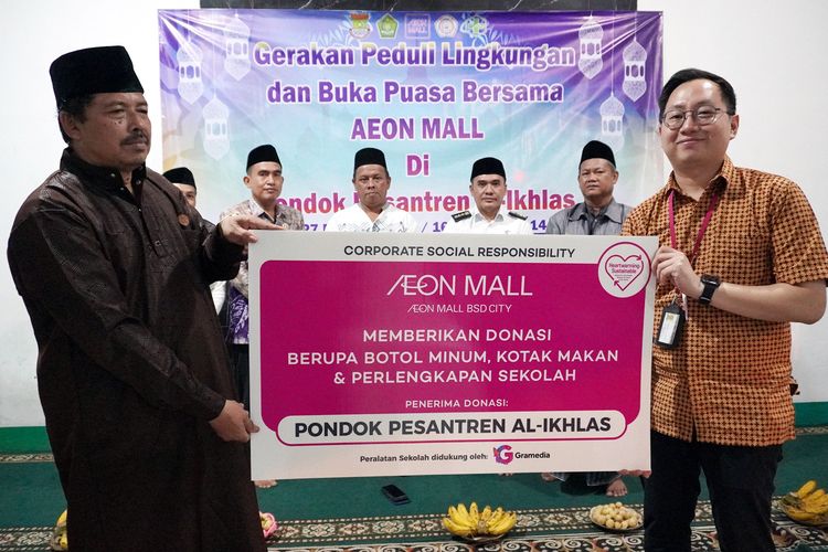 Aeon Mall BSD City dan perwakilan Bappeda melakukan sosialisasi peduli lingkungan dan donasi ke Pondok Pesantren Al Ikhlas di Kecamatan Cisoka, Kabupaten Tangerang, Banten (27/3/2024).