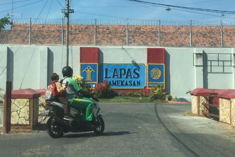 Salah satu warga melintas di depan Lapas Pamekasan, Senin (17/9/2018). Napi Lapas Pamekasan masih banyak yang menggunakan HP di dalam. 