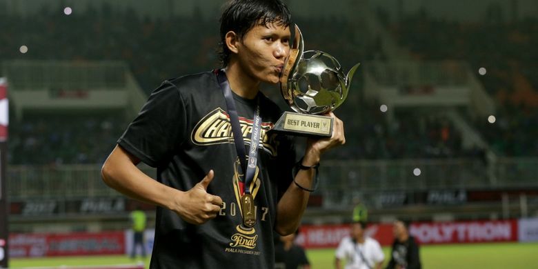 Gelandang Arema FC, Adam Alis, mencium trofi penghargaan Pemain Terbaik Piala Presiden 2017 seusai laga final kontra Pusamania Borneo FC di Stadion Pakansari, Minggu (12/3/2017). 