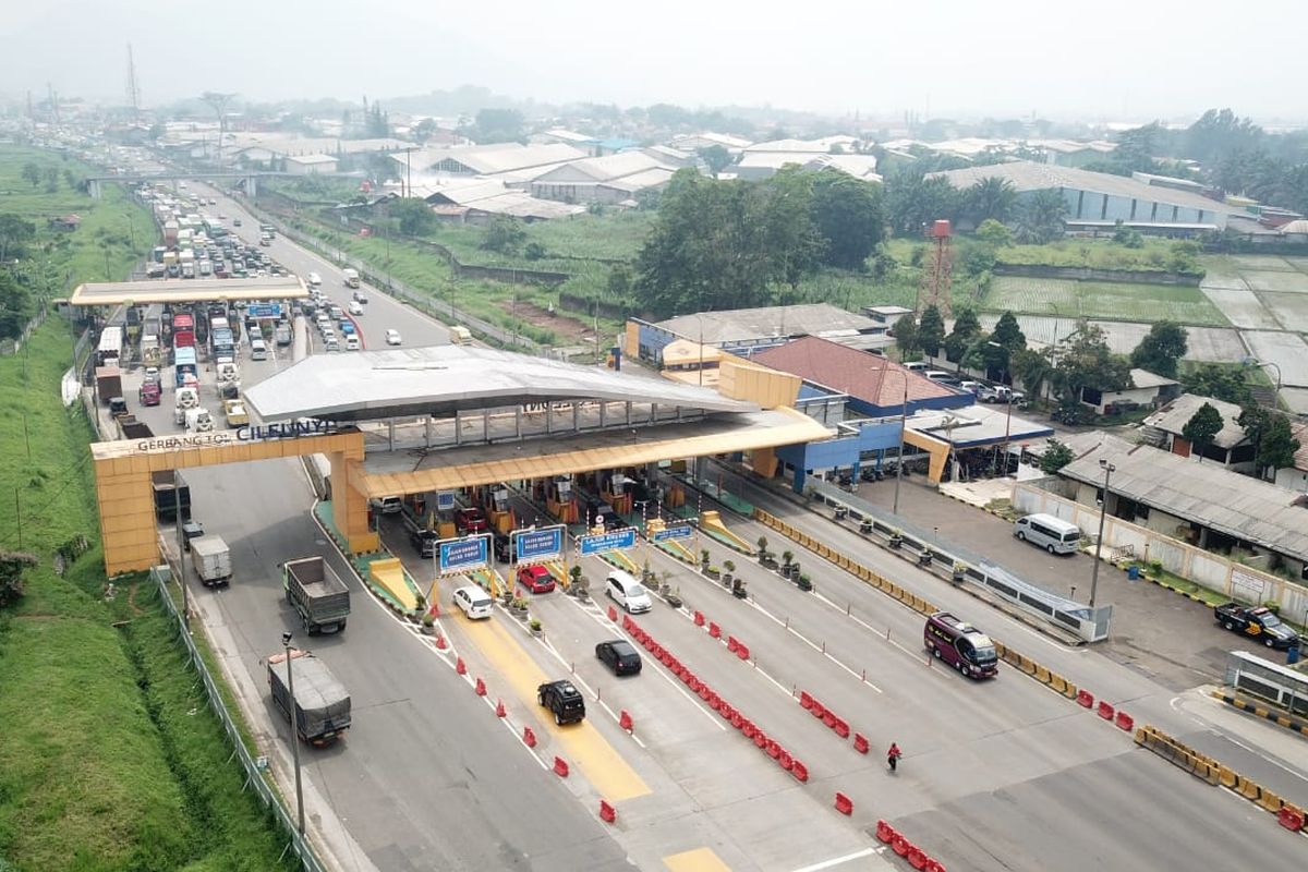 Suasana kendaraan yang masuk dan keluar Gerbang Tol (GT) Cileunyi, di ruas tol Padalarang-Cileunyi, Jawa Barat pada H-10 Lebaran 2022, Jumat (22/4/2022). 