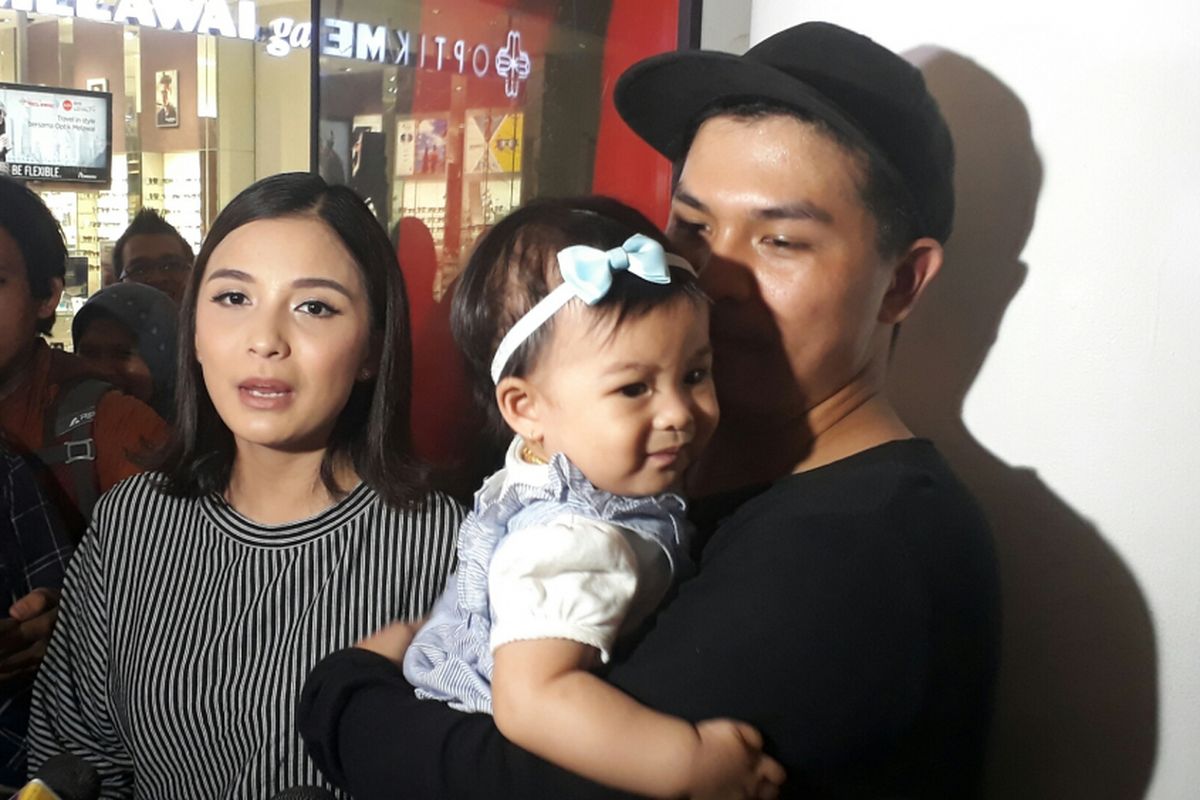 Chelsea Olivia, Glenn Alinskie, dan putri mereka, Nastusha Olivia Alinskie ditemui wartawan di Senayan City, Jakarta Pusat, Kamis (21/9/2017).