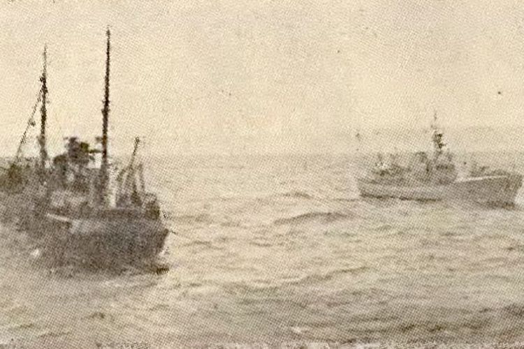Kapal pukat Inggris Coventry City melewati kapal Patroli Penjaga Pantai Islandia Albert dari Westfjords pada 1958 selama Perang Cod Pertama.