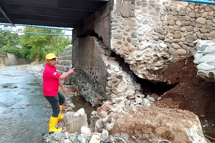 Jembatan penghubung di Jalan Trans Sulawesi, Kelurahan Rampoang, Kecamatan Bara, Kota Palopo, Sulawesi Selatan, terancam ambles, Minggu (16/10/2022)