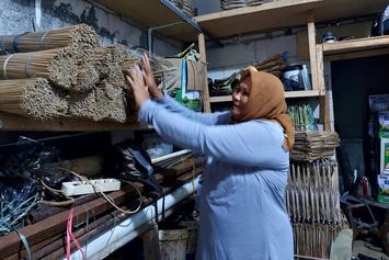 Pernah Merugi Berbisnis Beras dan Kayu, Titin Sukses jadi Perajin Layang-layang