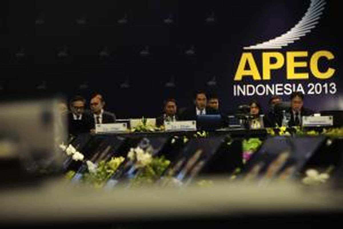 Suasana penyelenggaraan APEC Minister Meeting yang diikuti menteri luar negeri dan menteri perdagangan negara-negara peserta Konferensi Tingkat Tinggi Kerja Sama Ekonomi Asia Pasifik (APEC) di Nusa Dua, Bali, Jumat (4/10/2013). 