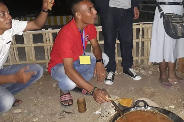 Kokor Gola merupakan tradisi orang Kolang mengolah air enau menjadi gula merah. Ini merupakan salah satu ikon pariwisata di Kecamatan Kuwus, Kuwus Barat, Pacar dan Macang Pacar, Ndoso, Kabupaten Manggarai Barat, Nusa Tenggara Timur.