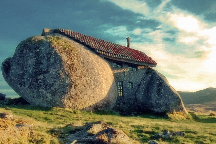 Casa do Penedo, Hunian Batu di Portugal yang Mirip Rumah Flintstone