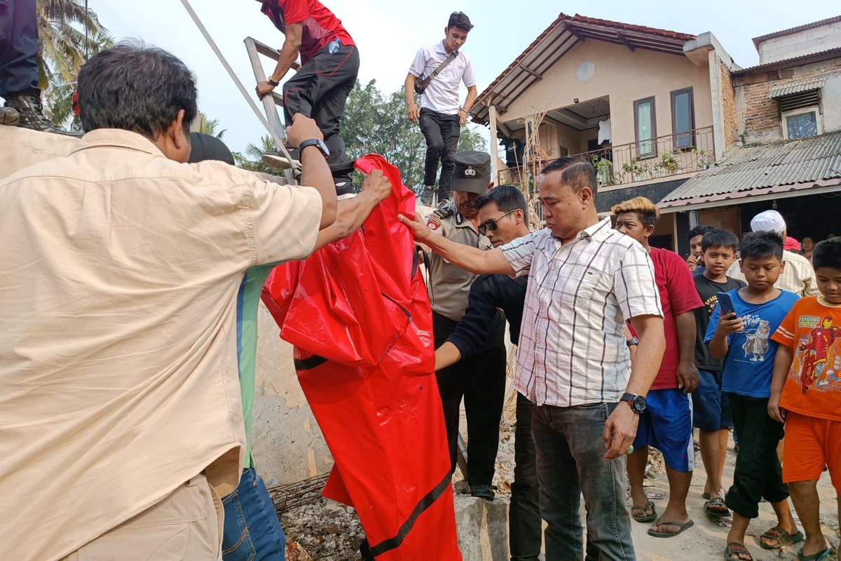 Sesosok mayat bayi ditemukan mengapung di aliran Kali Cipinang wilayah RT 006/RW 07 Kelurahan Makasar, Kecamatan Makasar, Jakarta Timur, Selasa (27/6/2023) sore.