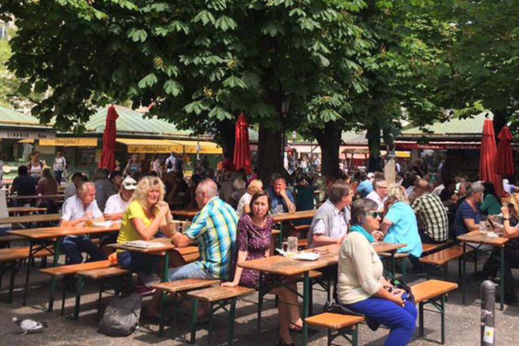 Viktualienmarkt, pasar makanan tradisional yang dulunya adalah pasar para petani asli di Bavaria, Jerman.