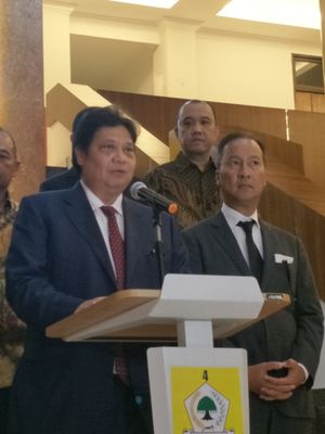 Ketua Umum Partai Golkar Airlangga Hartarto saat memberikan keterangan pers terkait pengunduran diri Idrus Marham dari struktur pengurus Partai Golkar, di kantor DPP Partai Golkar, Jakarta Barat, Jumat (24/8/2018).