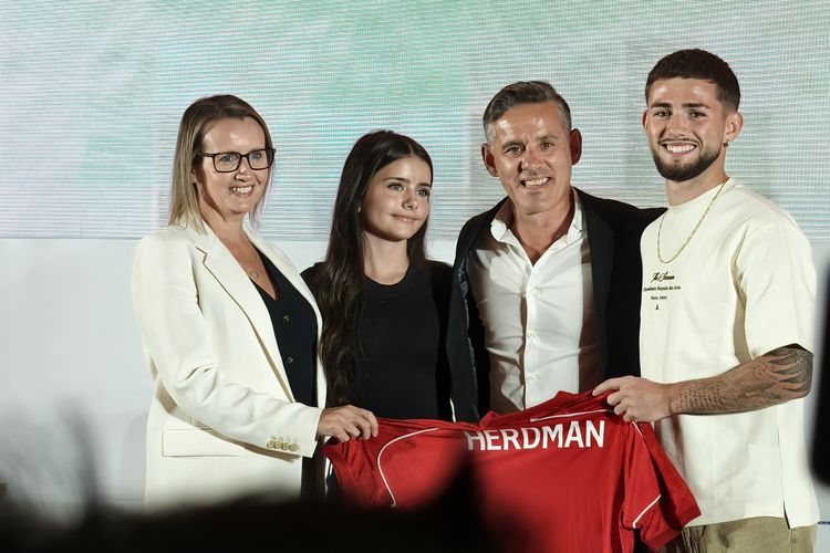Pelatih Timnas Indonesia, John Herdman (kedua dari kanan) berpose bersama istri dan anak-anaknya dalam konferensi pers di Hotel Mulia, Jakarta, Selasa (13/1/2026).