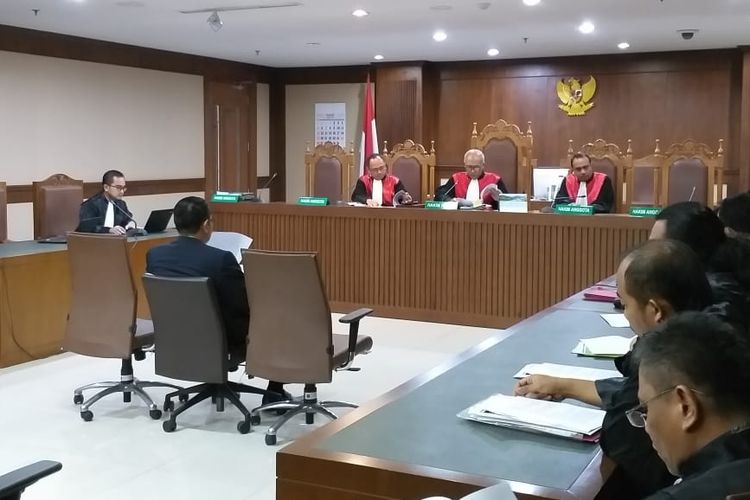 Mantan anggota DPR RI periode 2014-2019 dari Fraksi PDI Perjuangan (PDI-P) I Nyoman Dhamantra membantah dakwaan jaksa Komisi Pemberantasan Korupsi (KPK) soal penerimaan suap sebesar Rp 2 miliar dari pengusaha Chandry Suanda bersama dua rekan Chandry bernama Dody Wahyudi, dan Zulfikar.