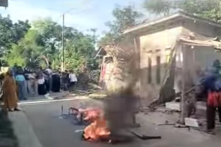 Emak-emak menggeruduk dan membakar saung di Desa Mekarpohaci, Kecamatan Cilebar, Karawang, Jawa Barat, lantaran menjadi tempat transaksi obat keras.