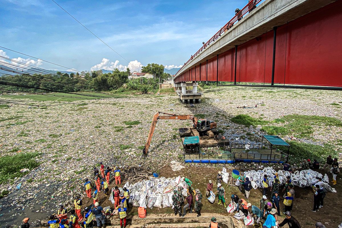 Lautan sampah membentang di perairan Sungai Citarum di kawasan Batujajar, Kabupaten Bandung Barat (KBB), Jawa Barat, Rabu (12/6/2024) pagi. Tepat di bawah Jembatan Callender Hamilton (DH) atau Babakan Sapan (BBS) sampah-sampah itu menutup lapisan air sepanjang mata memandang dari ujung aliran sungai hingga muara di waduk Saguling.