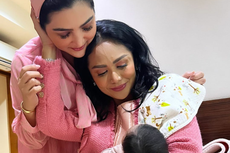 Ashanty dan Krisdayanti Saling Rangkul, Pandangi Anak Aurel Hermansyah