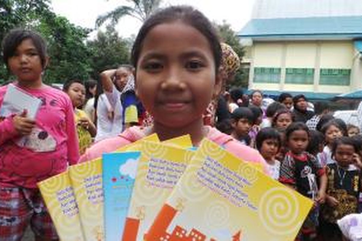 Jelita Alfina Dewi Damayanti menunjukkan buku tulis pemberian langsung dari Gubernur Jakarta, Joko Widodo.