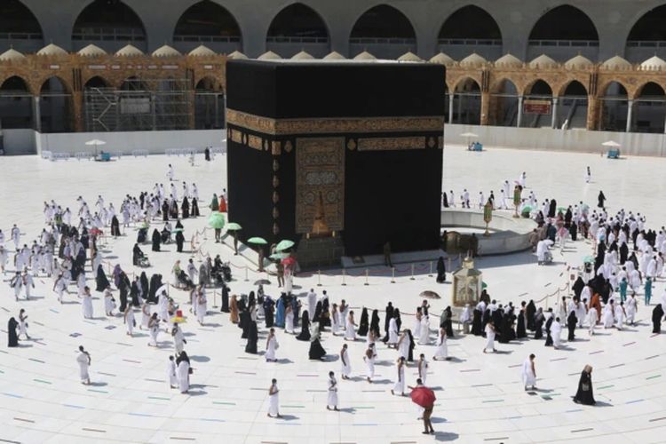 Masjidil Haram di kota suci Mekkah Saudi beroperasi dengan kapasitas penuh pada 17 Oktober 2021.