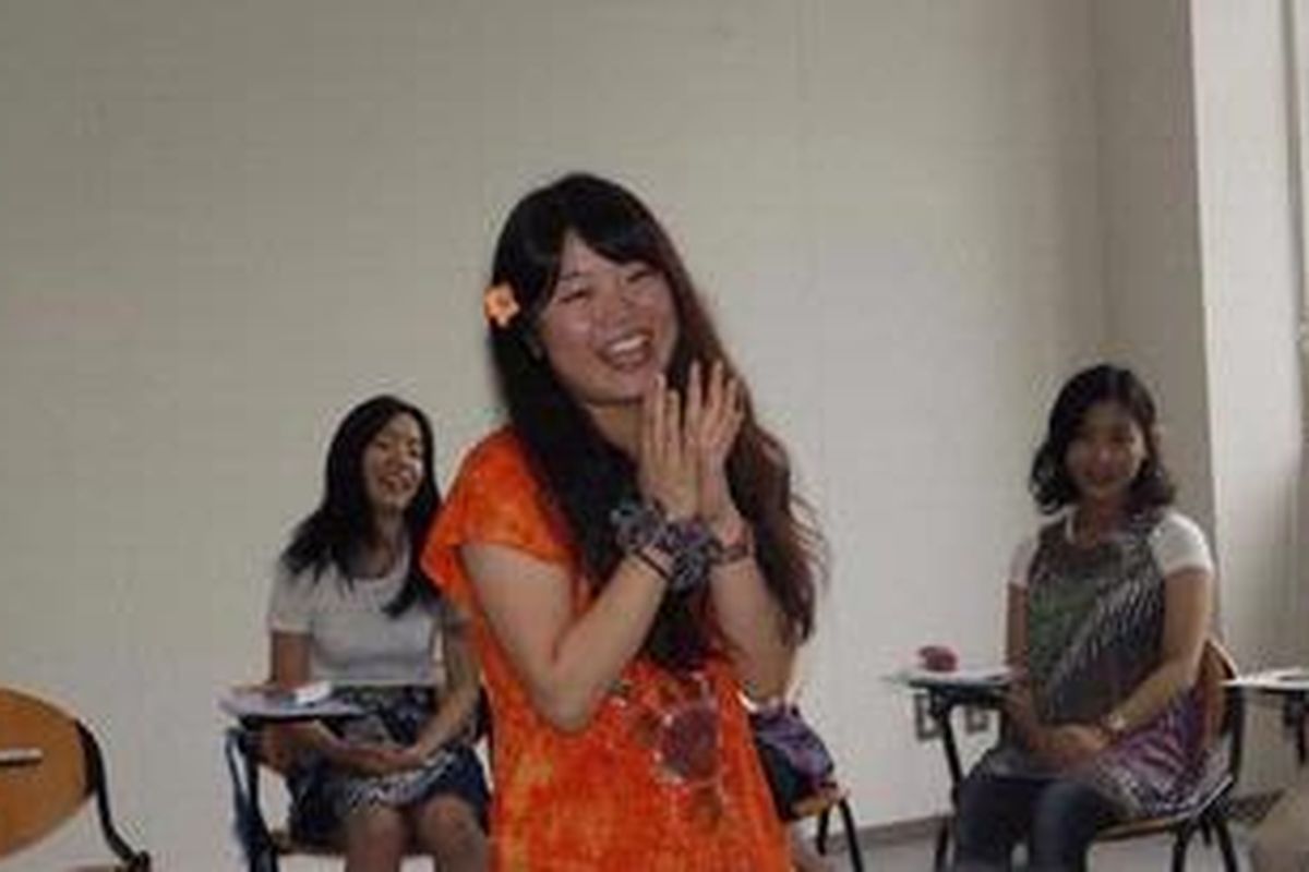 Salah satu mahasiswi Jepang maju ke muka kelas dan memperkenalkan dirinya dalam rangka mengikuti Indonesian Class, di Ritsumeikan Asia Pacific University (APU), Beppu, Jepang, Kamis (5/7/2012).   