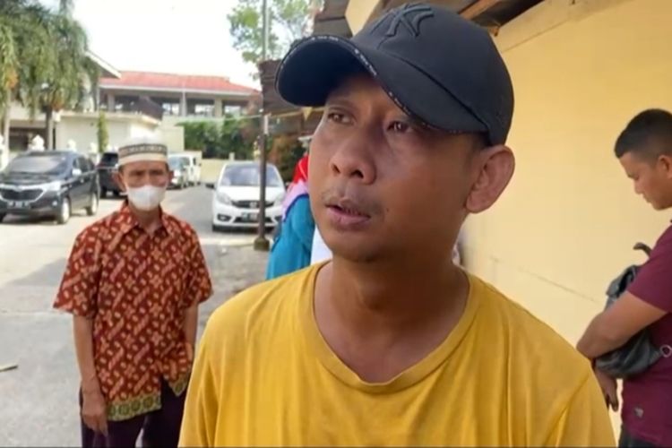 Suprayoga Maiki, keluarga dari wanita yang ditemukan tewas di dalam mobil di basement kantor DPRD Riau saat berada di Rumah Sakit Bayangkara Polda Riau di Kota Pekanbaru, Sabtu (10/9/2022).