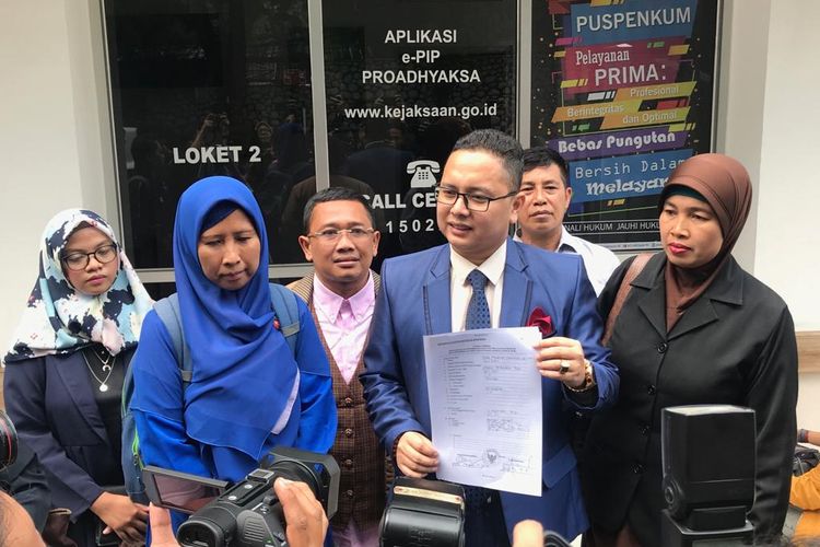 Kuasa hukum para korban First Travel, Pitra Romadoni Nasution, di kompleks Kejaksaan Agung, Jakarta Selatan, Selasa (3/12/2019).