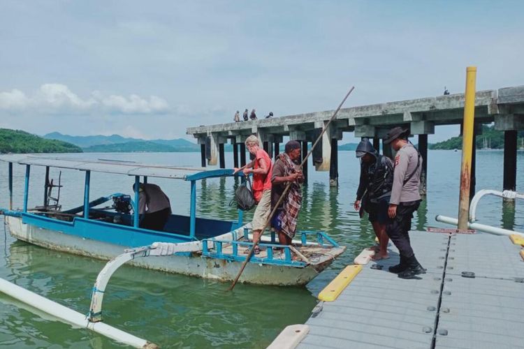 Patroli petugas keamanan Polisi di jalur-jalur tikus yang disinyalir menjadi lokasi penyeberangan ke Bali