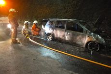 Mobil Grand Livina Terbakar di Jalan TB Simatupang, Pengemudi Alami Luka Bakar Ringan