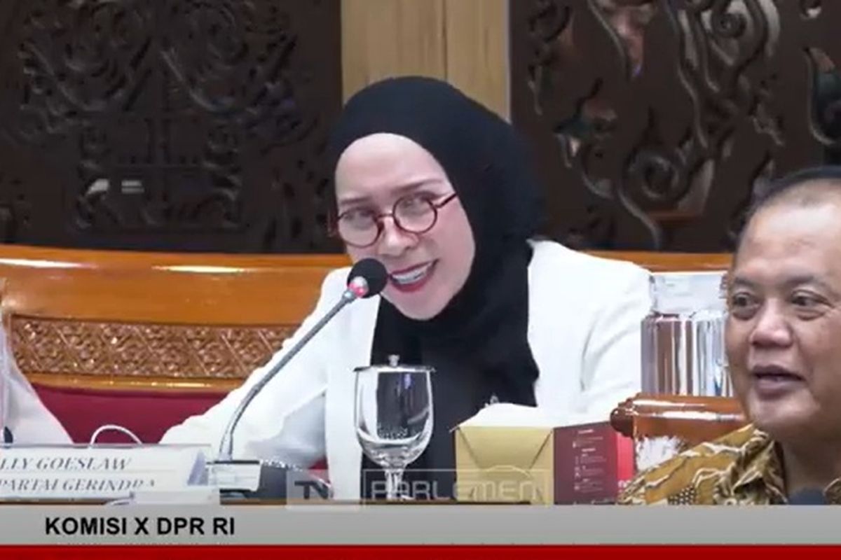 Anggota Komisi X DPR RI Melly Goeslaw dalam rapat dengan Kementerian Kebudayaan pembahasan laporan keuangan APBN 2024 di Gedung Parlemen, Jakarta Pusat, Kamis (17/7/2025). Dalam rapat tersebut, Melly Goeslaw menyanyikan lagu Jika untuk Giring selaku Wamen Kebudayaan yang sedang berulang tahun.