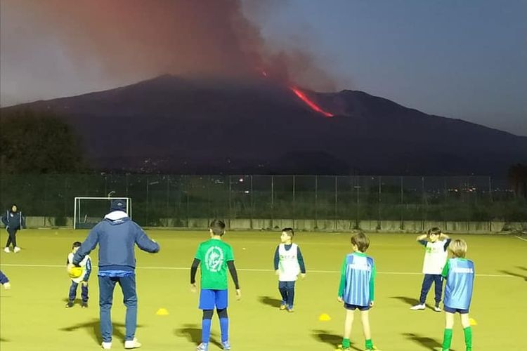 Tim rugbi muda di San Gregorio, Catania, Sisilia, Italia berlatih, di hadapan Gunung Etna yang sedang meletus pada pertengahan Ferburari 2021.