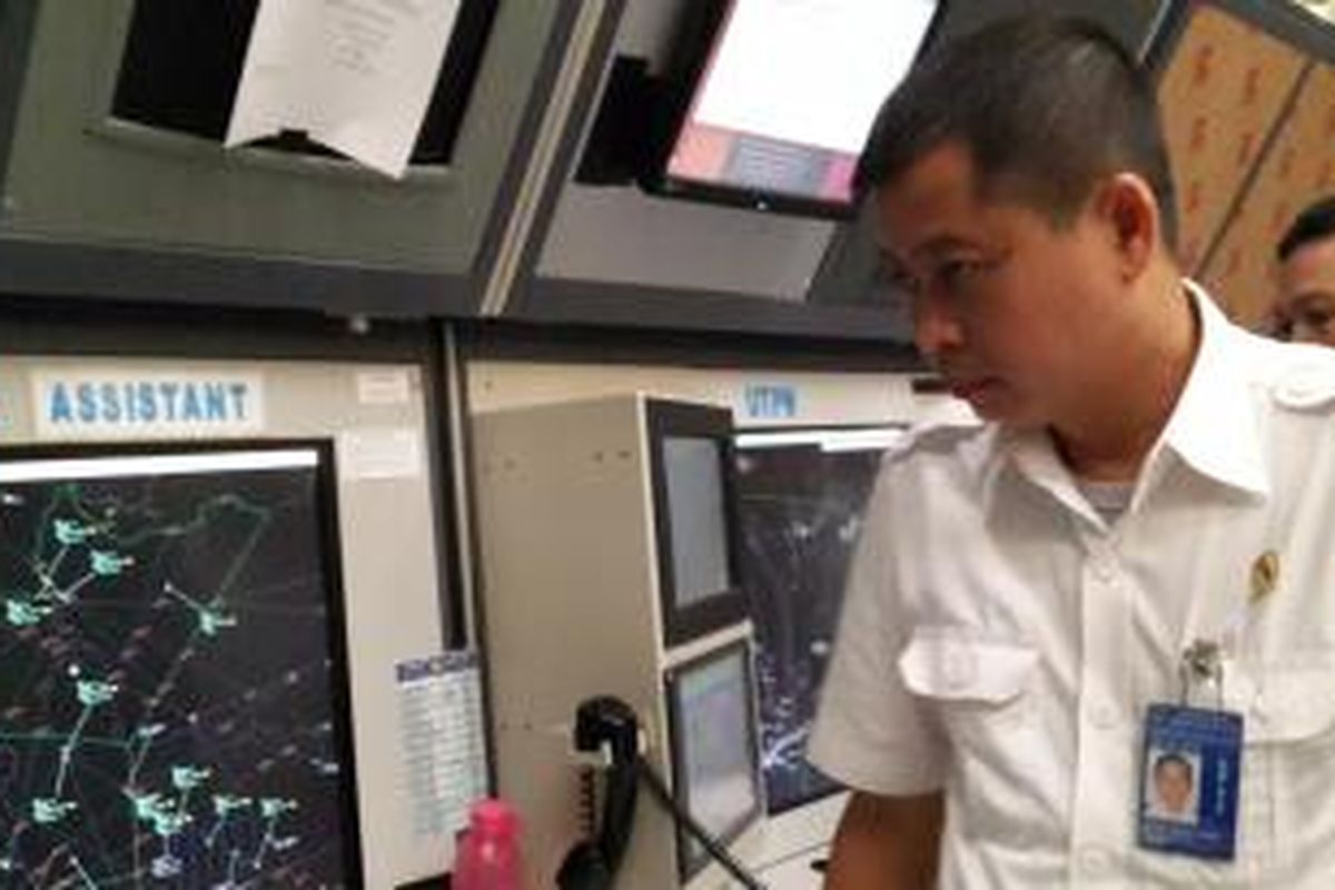 Menteri Perhubungan Iganasius Jonan di ruang Area Control Center Bandara Internasional Sokearno-Hatta, Sabtu (11/7/2015).