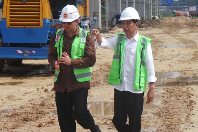 Presiden Joko Widodo dan Gubernur DKI Jakarta Basuki Tjahaja Purnama meninjau proyek LRT di kilometer 13 Tol Jagorawi,  Cibubur,  Jakarta Timur, Jumat (30/9/2016)