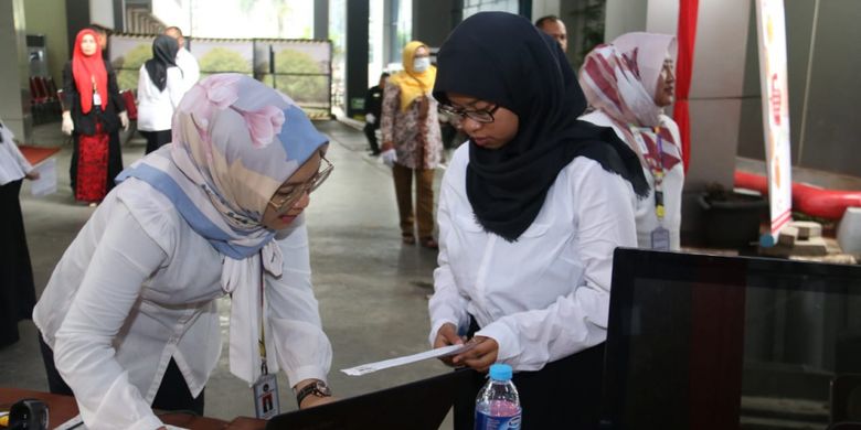 Pelaksanaan tes Seleksi Kompetensi Dasar (SKD) berbasis Computer Assisted Test (CAT) yang diselenggarakan di Kantor Badan Kepegawaian Negara Jakarta, Jakarta (6/11)