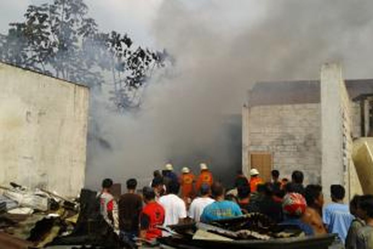 Bekas gudang penyimpanan busa di Jalan Palmerah Raya, Kelurahan Gelora, Tanah Abang, Jakarta Pusat, terbakar, Kamis (10/7/2014).