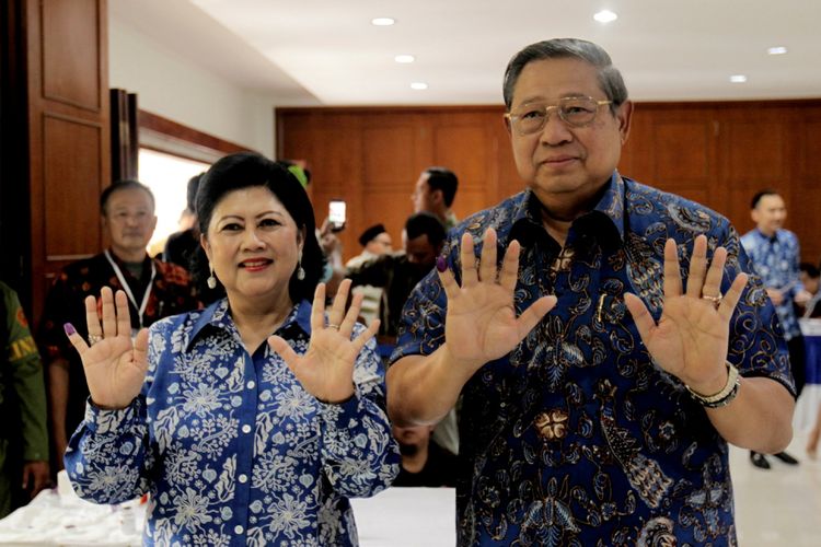 Ketua Umum Partai Demokrat Susilo Bambang Yudhoyono didampingi Ani Yudhoyono (kiri) menunjukkan tanda tinta di jari seusai memberikan suara di TPS 06 Nagrak, Gunung Putri, Kabupaten Bogor, Jawa Barat, Rabu (27/6/2018). Mereka memberikan suara dalam Pilkada Jawa Barat 2018. *** Local Caption *** 
