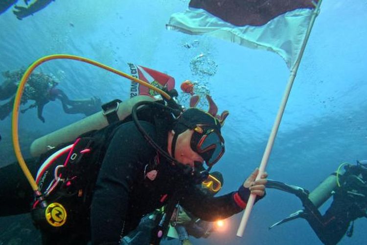 Sebanyak 26 orang penyelam yang tergabung dalam pecinta laut melaksanakan pengibaran bendera di bawah laut Karangasem, Bali dalam memperingati HUT Kemerdekaan RI ke-80.