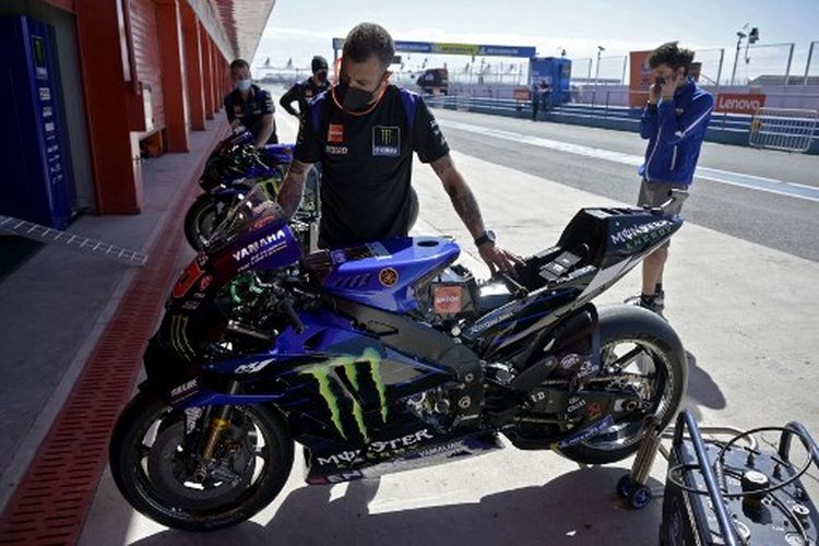 Seorang mekanik sedang mempersiapkan motor Yamaha YZR-M1 2022 milik Fabio Quartararo (Monster Energy Yamaha) di Sirkuit Termas de Rio Hondo menjelang MotoGP Argentina 2022, Kamis (31/3/2022) waktu setempat.