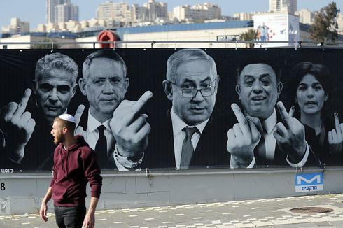 Netanyahu Acungkan 
