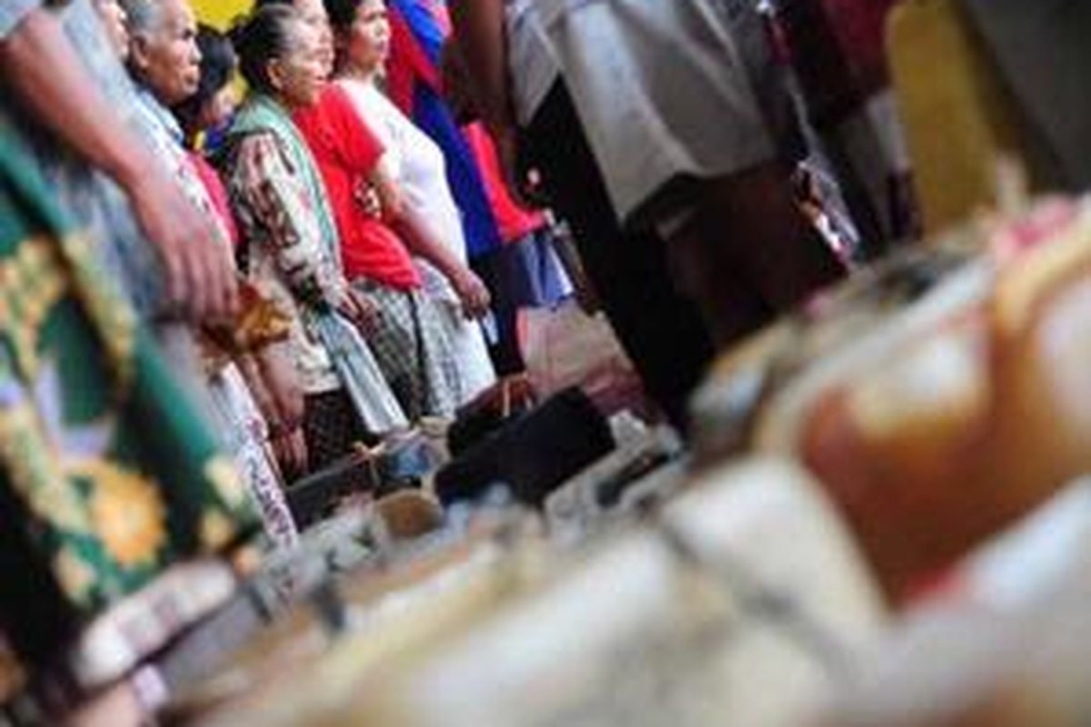 Antre minyak tanah karena warga khawatir terjadi kelangkaan.