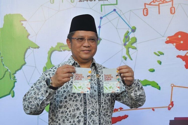 Menkominfo Rudiantara membagikan 500 kartu e-money di kantor Kementerian Komunikasi dan Informatika di Jakarta, Senin (30/11/2017).