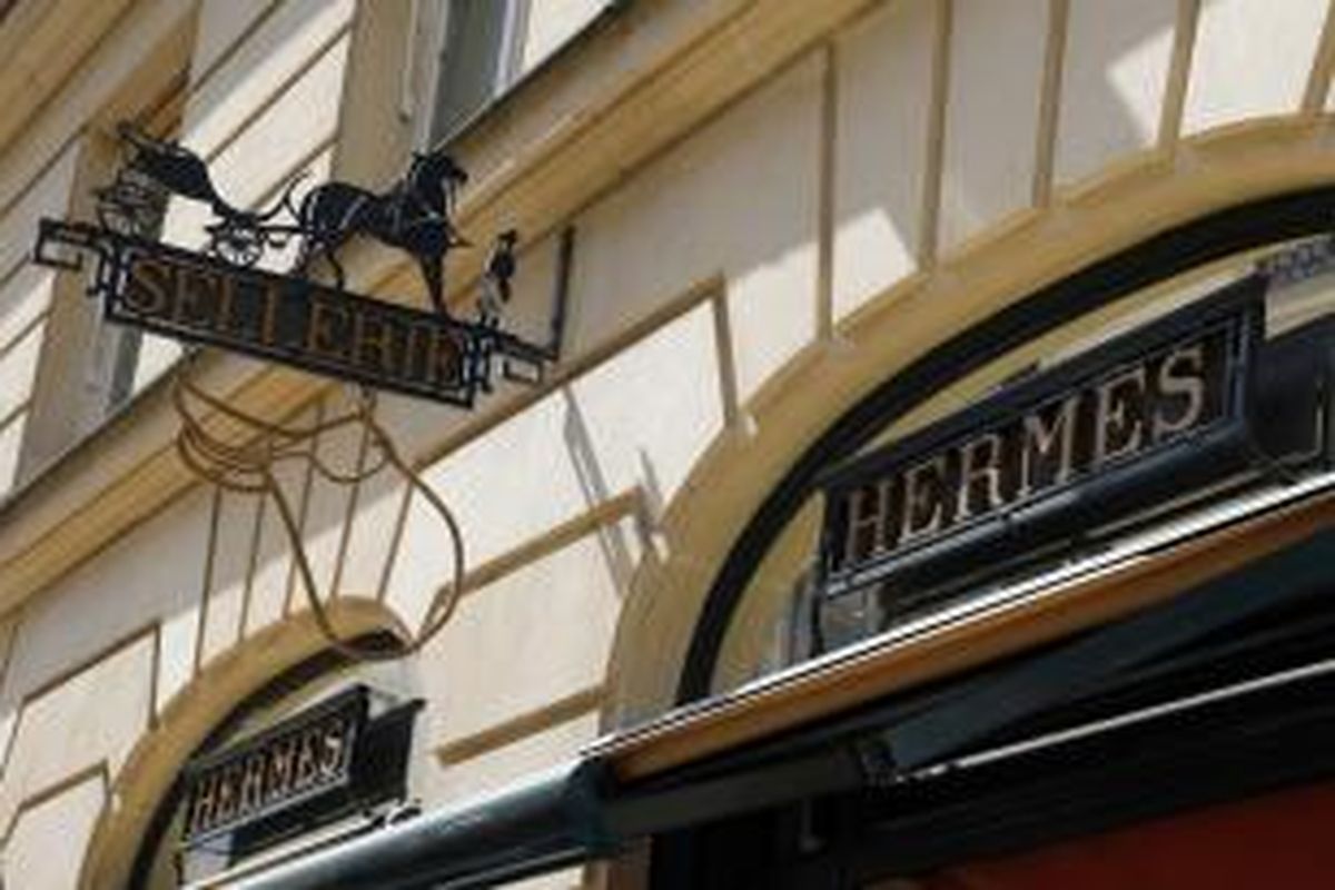 Bagian depan toko Hermes di Paris, Perancis.