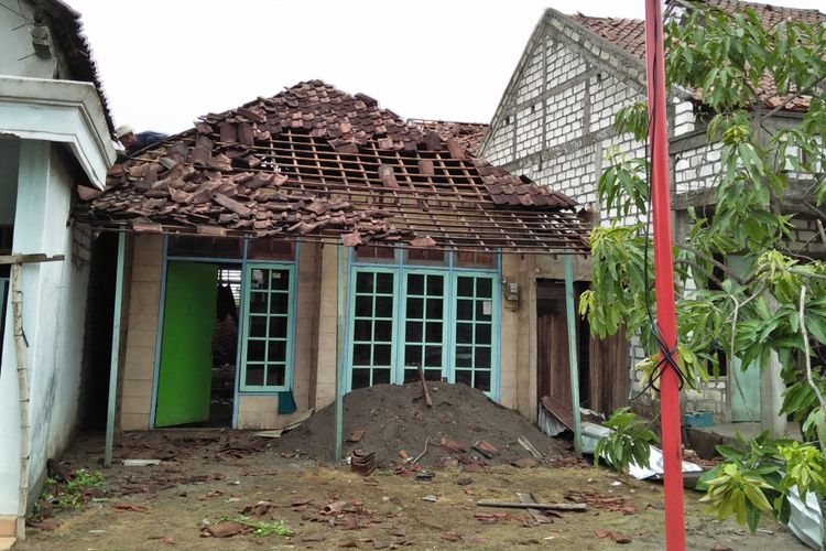 Salah satu rumah warga di Desa Banter, Kecamatan Benjeng, Gresik, yang mengalami kerusakan usai diterjang angin puting beliung.