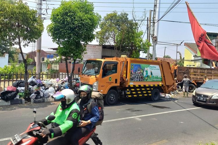 Truk petugas kebersihan Kota Yogyakarta mulai mengangkut sampah yang menumpuk di Jalan Kusbini, Kota Yogyakarta, DIY pada hari Rabu (11/10/2023)