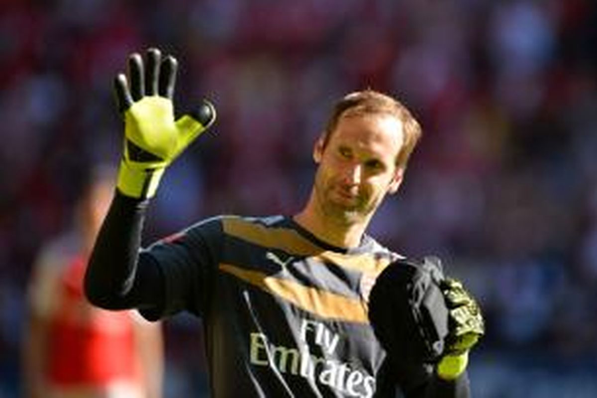 Kiper Chelsea, Petr Cech, seusai mengalahkan Chelsea 1-0 pada laga Community Shield 2015, di Stadion Wembley, Minggu (2/8/2015).