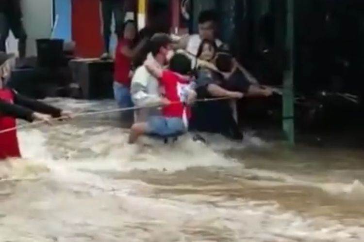 Tangkapan layar akun @BPBDKotaTangerang proses evakuasi warga yang terdampak banjir di Ciledug Indah, Sabtu (20/2/2021).